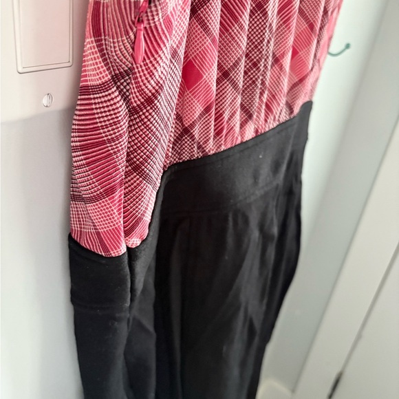 Pink and Black Sleeveless Dress - Picture 4 of 4